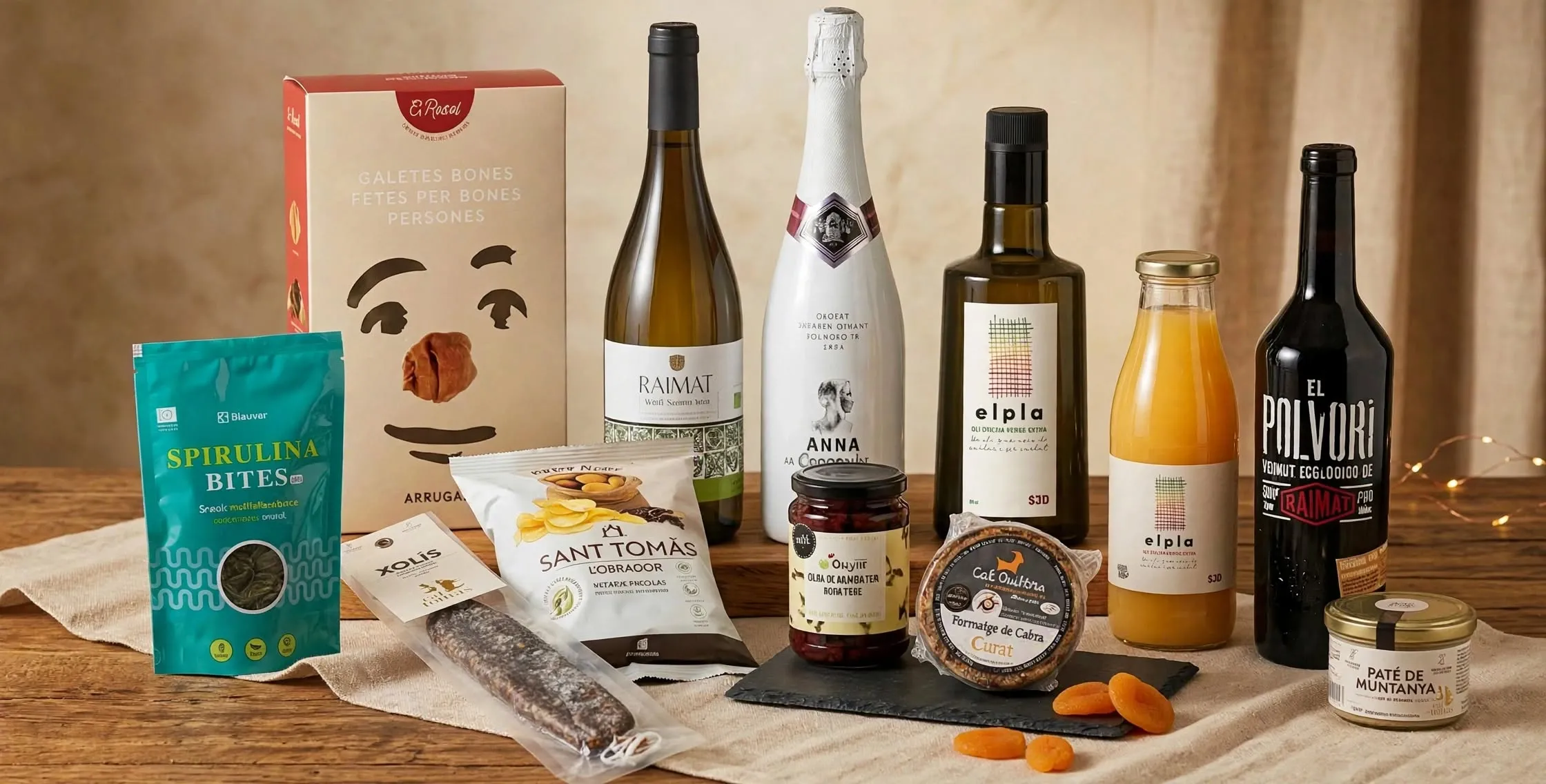 Lot Aperitiu: galetes El Rosal, snack d'espirulina, fuet, patates Sant Tomàs, vi blanc Raimat, cava Anna de Codorníu, olives, oli d'oliva El Pla, formatge de cabra, suc, vermut El Polvorí i paté de muntanya
